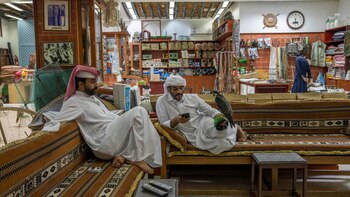 Vendedores sentados en su tienda
