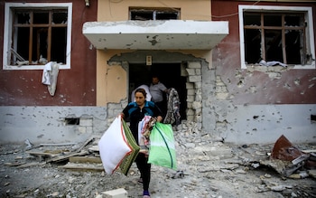 Residentes de Nagorno-Karabaj transportando sus