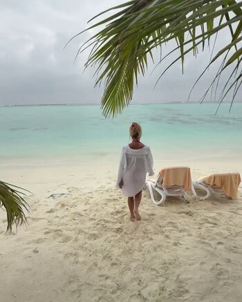 Una de las postales de