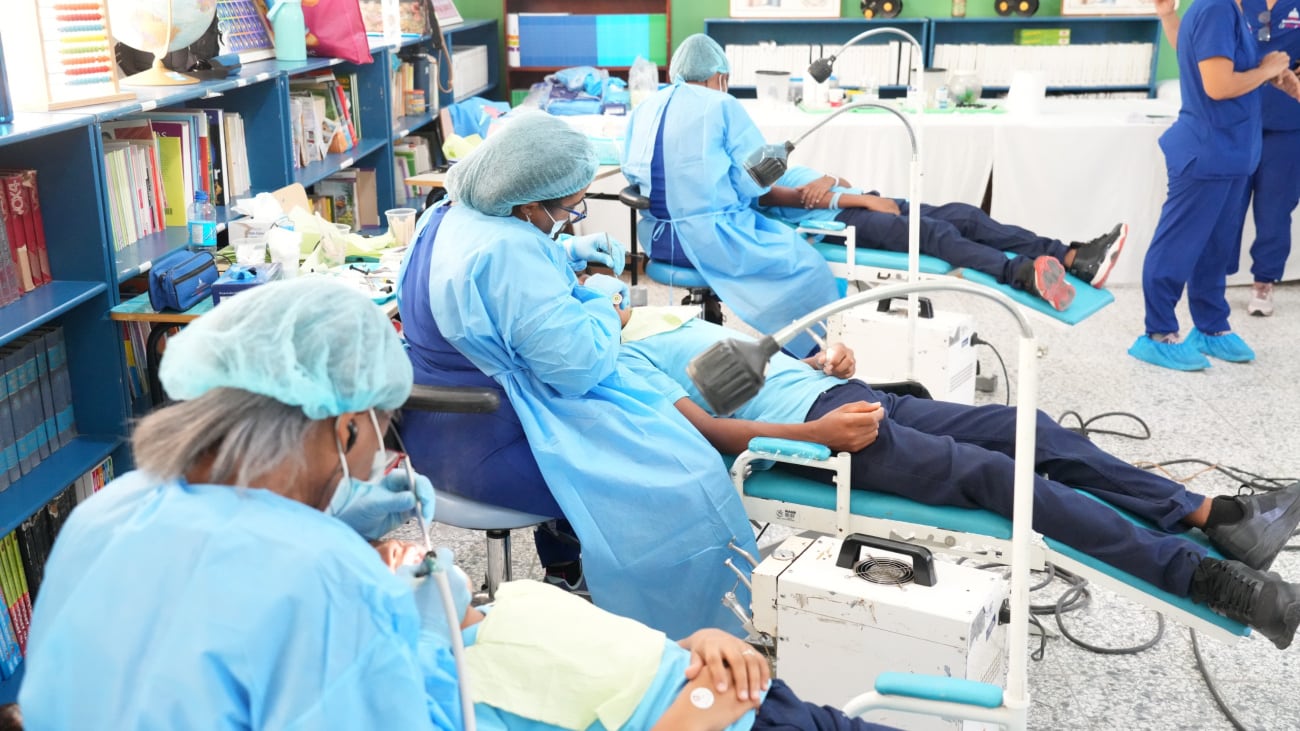 Más de 600 alumnos de centros públicos de Dajabón recibieron servicios de salud integral en una jornada del INABIE en República Dominicana. (Foto cortesía Presidencia de la República Dominicana)