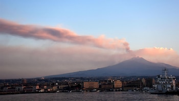 El aeropuerto de Catania en Sicilia cierra hasta mañana tras más de 200 vuelos afectados por el Etna