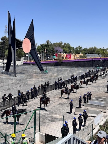 La Copa Mundial motivará aún más el aumento de la presencia policial y medidas de seguridad alrededor del estadio. (Foto: Raúl A. González/Infobae México)