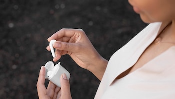 Por qué es importante limpiar los auriculares y cómo hacerlo según los expertos