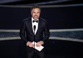 Mark Ruffalo, elegante como siempre, eligió un esmoquin clásico en azul noche con camisa blanca y moño azul (EFE)