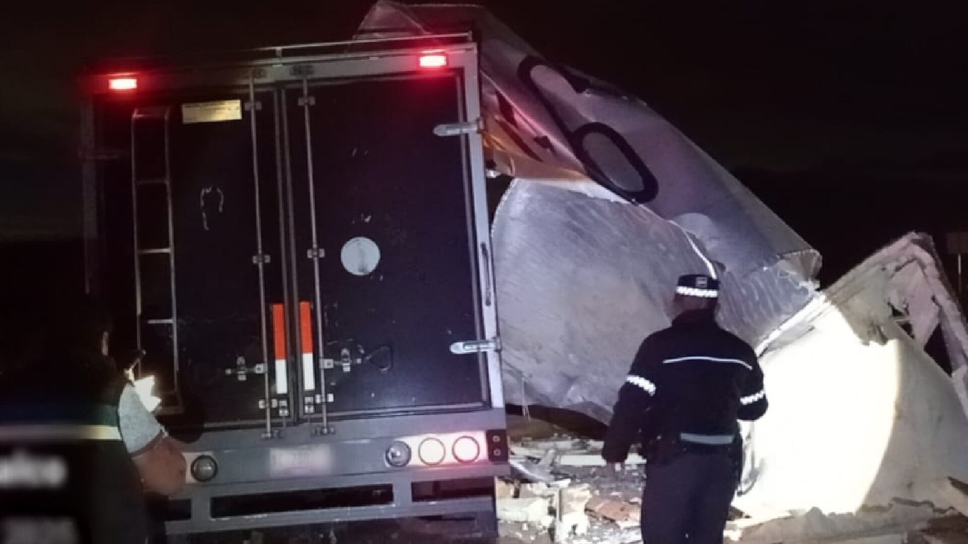 Autoridades ya atienden a las personas afectadas buscando desahogar el lugar para agilizar el tránsito. (Guardia Nacional Carreteras)