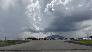 Evacuadas unas 290 personas de un avión que sufrió un incendio tras aterrizar en la capital de Nepal