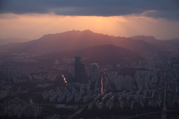 Seúl lidera las grandes ciudades con palacios y barrios históricos, desarrollo tecnológico gastronomía y una producción cultural de alcance global (REUTERS/Kim Hong-Ji)
