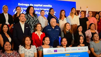 Representantes de CONAMYPE y la Unión Europea entregaron fondos para fortalecer negocios liderados por mujeres en municipios priorizados./(Secretaría de Prensa)