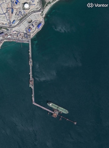 Barcos rusos dañados tras el ataque de Ucrania contra el puerto de Novorossiysk