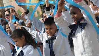 Escapada del trabajo para ir a actos escolares: el nuevo derecho para padres aprobado por el Senado de Uruguay