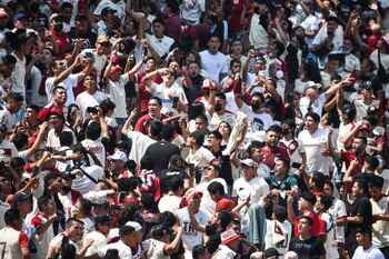 Fanáticos llenaron el estadio Monumental