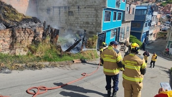Bomberos de Bogotá controlaron las llamas antes de que el fuego se extendiera por la vegetación del sector - crédito Alcaldía de Bogotá