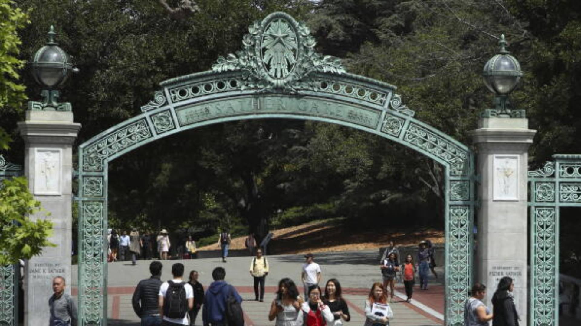 El debate sobre los exámenes estandarizados divide a las universidades, con MIT, Dartmouth y Yale restableciendo el SAT en sus procesos de admisión (AP)