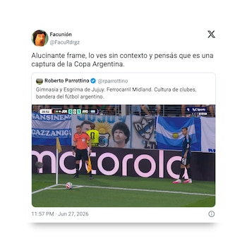 Campo de fútbol con árbitro, jugador, balón y bandera en el córner. Marcador: Jordania 0, Argentina 1. Fondo con banderas argentinas y rostro de Maradona