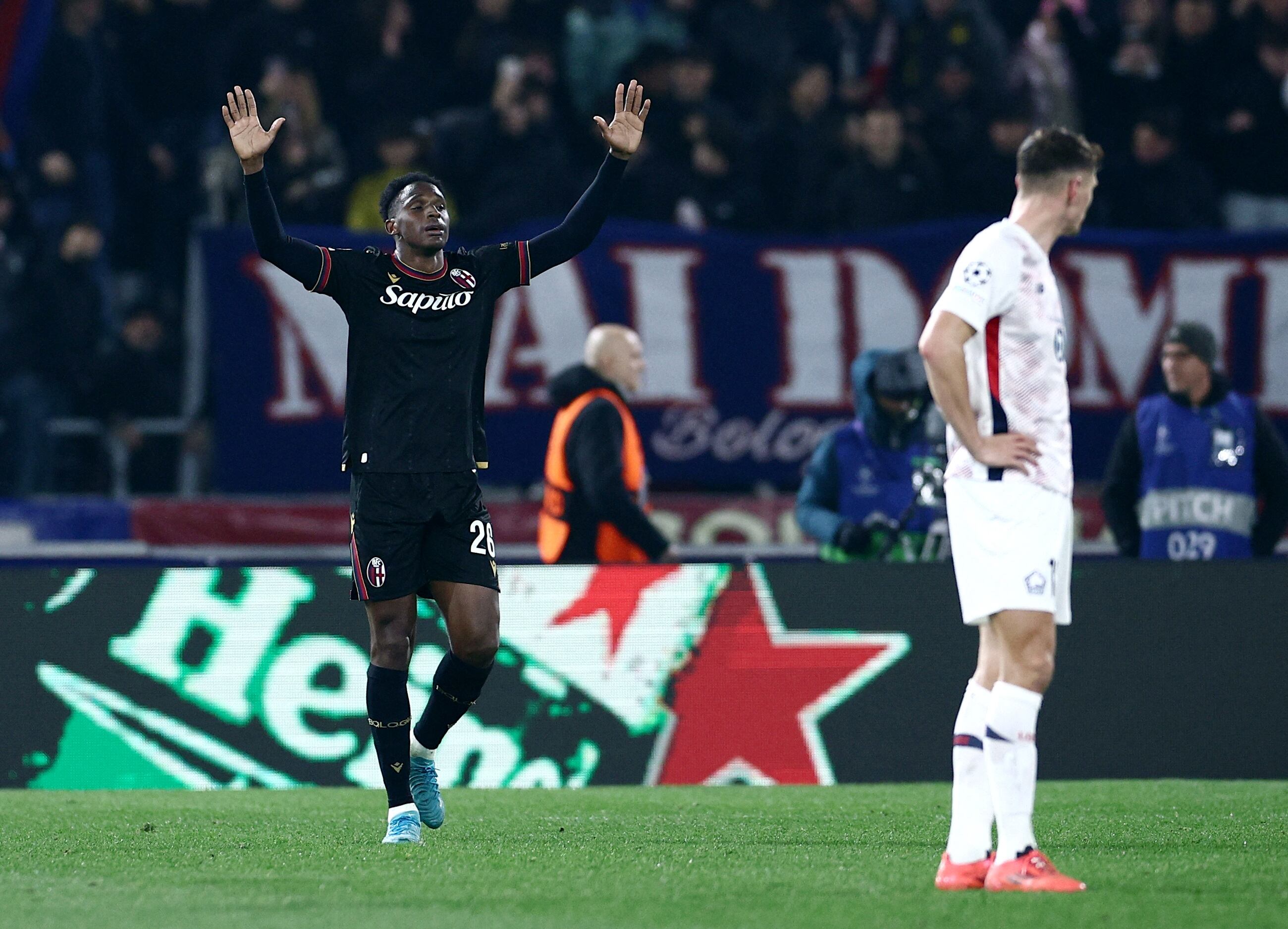 Jhon Lucumí también fue protagonista en la Champions, al marcarle gol al Lille en Francia - crédito Guglielmo Mangiapane/REUTERS