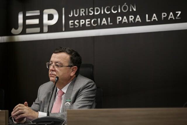 Las manifestaciones de remordimiento y la entrega de bienes materiales a los afectados forman parte de la estrategia del equipo jurídico, mientras el proceso judicial sigue en revisión y se mantienen investigaciones complementarias - crédito JEP / x