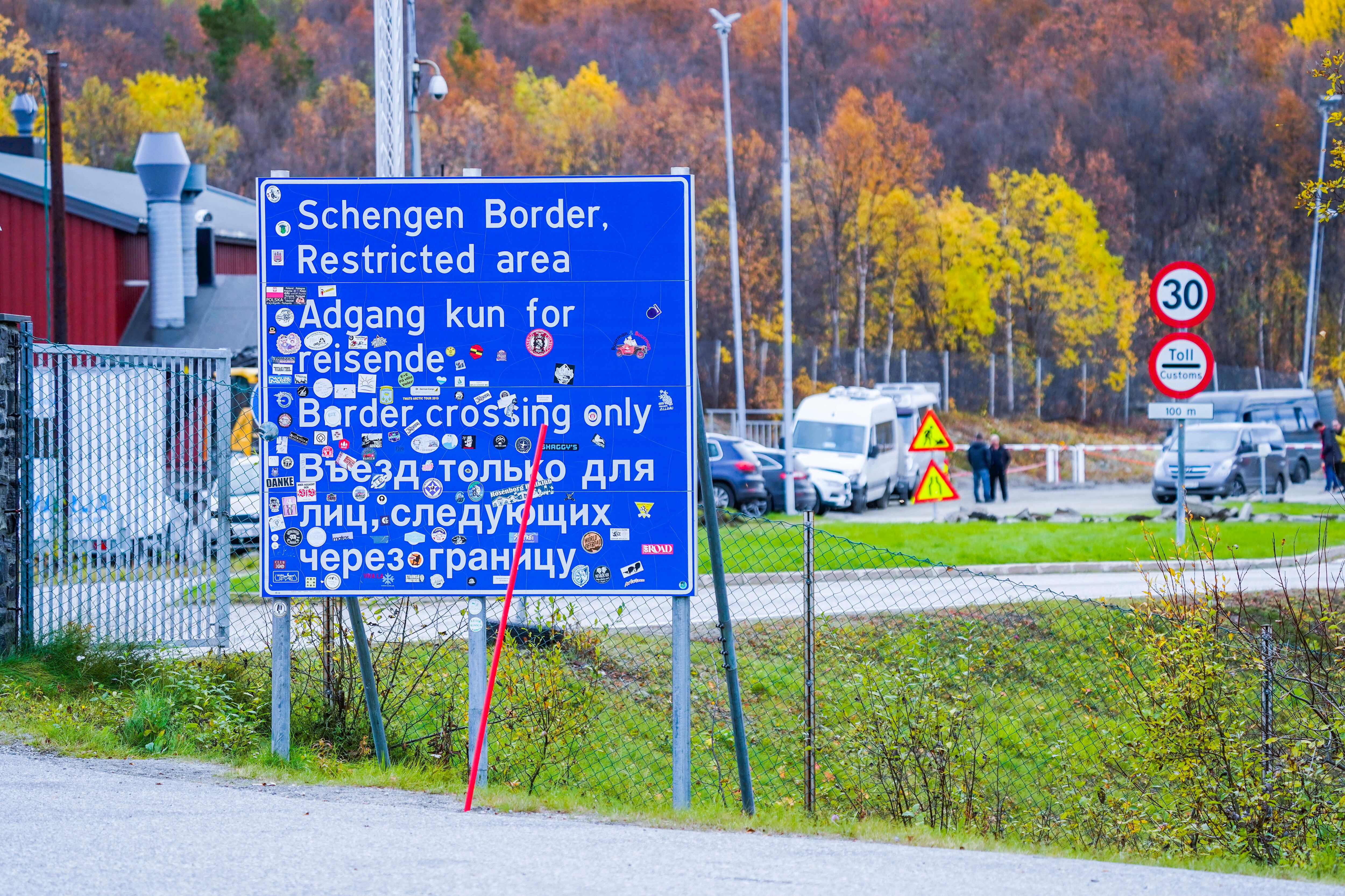 Un cartel que señaliza el paso fronterizo entre Rusia y Noruega cerca de Kirkenes, Noruega. (Lise Aserud/NTB Scanpix via AP)