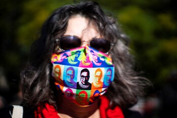 Una mujer con máscara facial