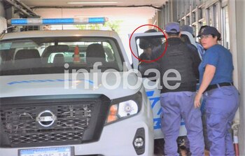 Con un casco y escoltado