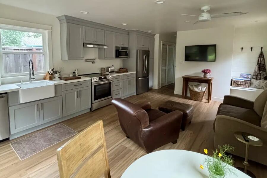 El alquiler en Walnut Creek se encuentra amoblado e incluye electricidad, calefacción, internet, aire acondicionado y agua (Rent).