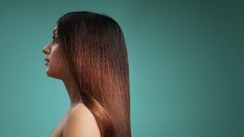Los tratamientos de queratina sin formol ayudan a reforzar la cutícula del cabello, por lo que le dan un aspecto más liso y robusto sin dañarlo (Freepik)