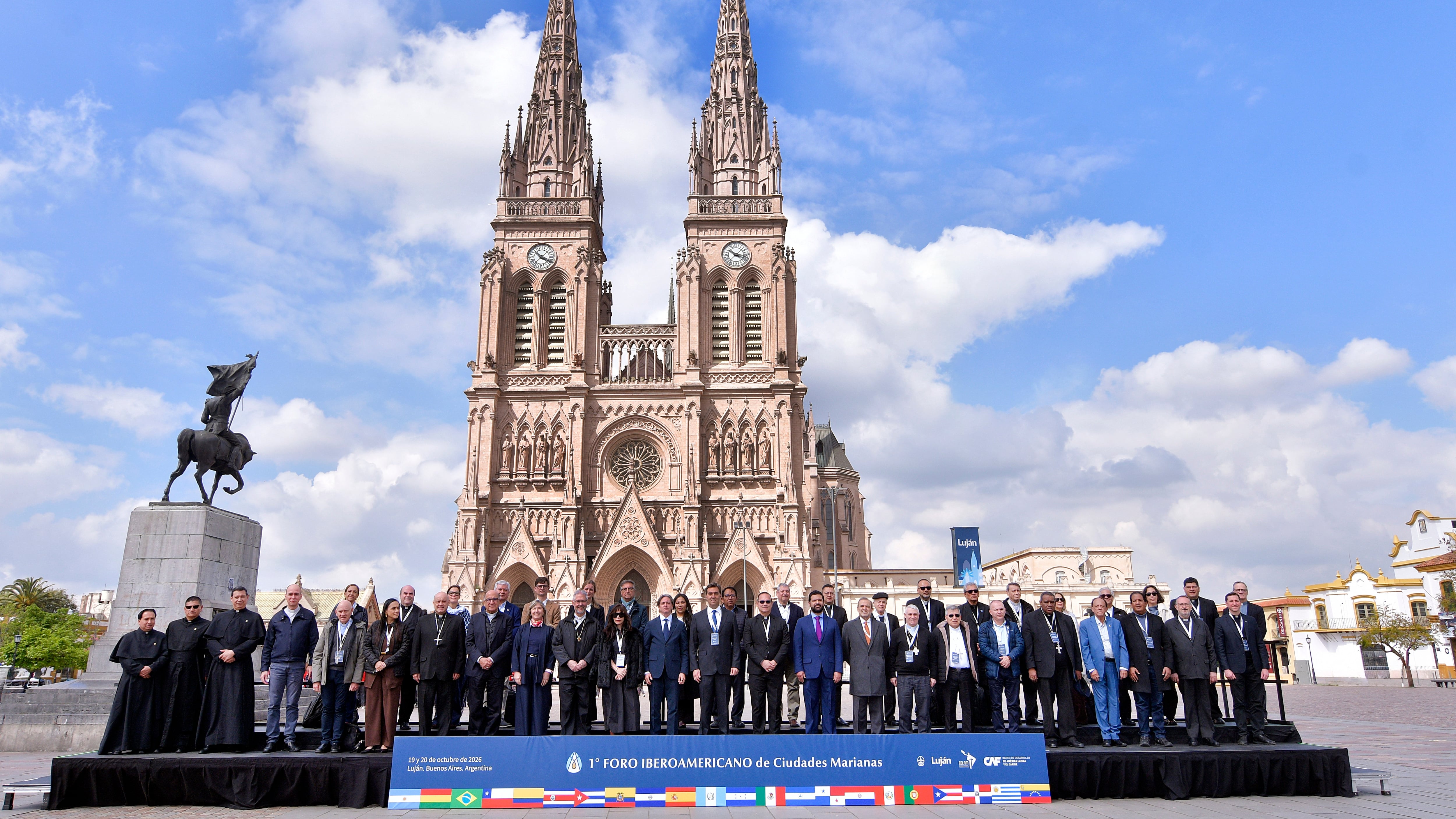 El intendente Leonardo Boto encabezó la bienvenida a delegaciones de 16 países en la antesala de la visita del papa León XIV