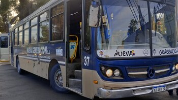 Video: un colectivo atropelló a un jubilado cuando cruzaba la calle y quedó en grave estado