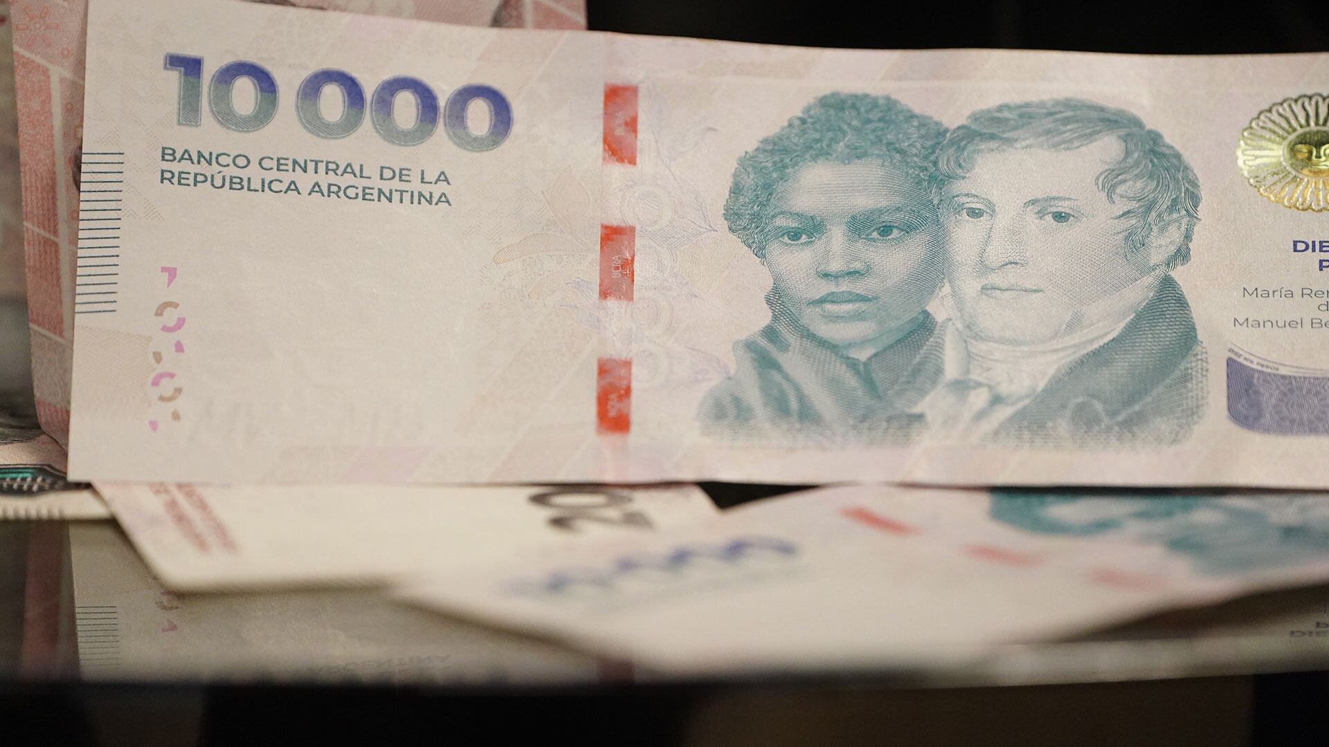 Los expertos recomiendan anticiparse y tener una estrategia de inversión definida antes de cobrar el aguinaldo (Franco Fafasuli)