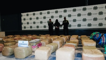 Incautaron 700 kilos de marihuana en un camión que iba sobre una grúa en el sur de Bogotá: una persona fue capturada