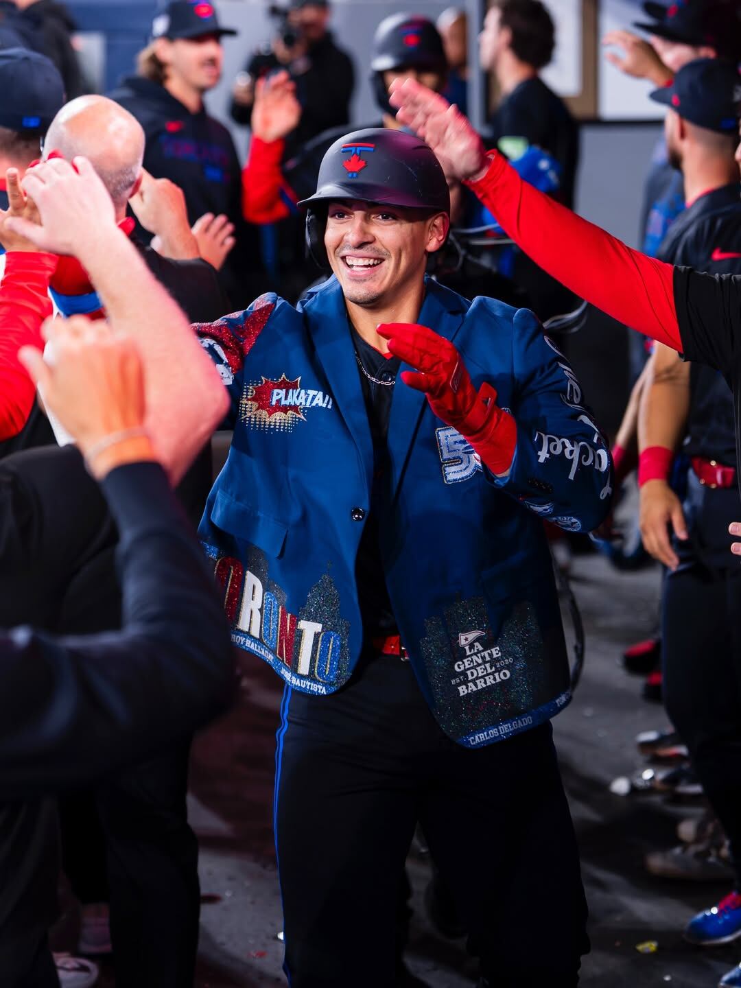 El equipo se mostró unido y feliz por el joven mexicano. (IG Toronto Blue Jays)