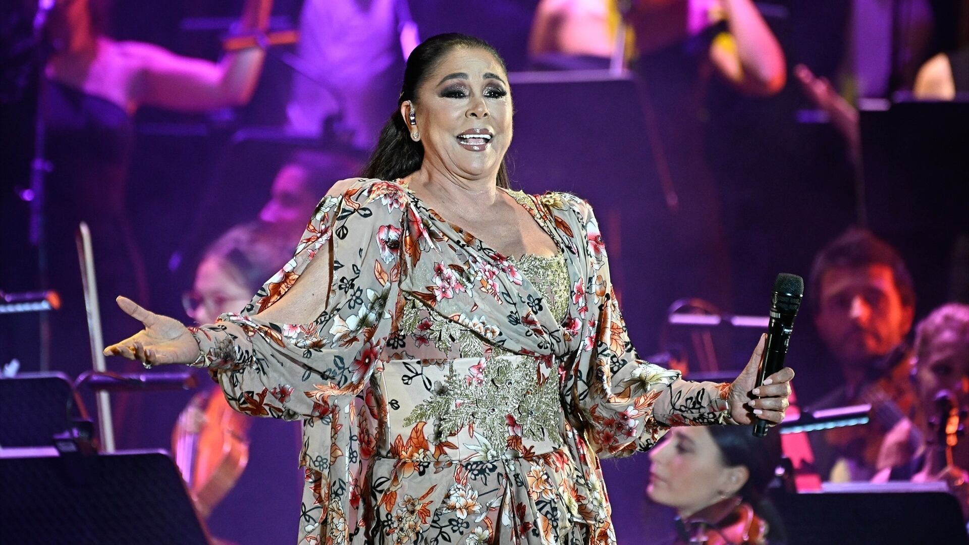 Isabel Pantoja en el escenario de Alcalá de Henares (España). (Francisco Guerra / Europa Press)