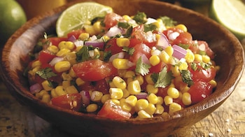 Una ensalada con granos de