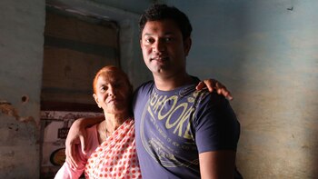 Saroo junto a su madre