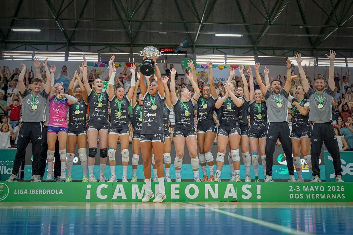 Maguilaura Frías celebrando el título de la Liga Iberdrola con sus compañeras. Crédito: CAV Esquimo