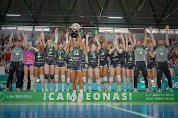Maguilaura Frías celebrando el título de la Liga Iberdrola con sus compañeras.