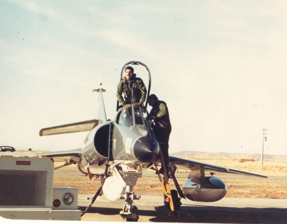 El Teniente de Fragata Juan José “Tierno” Rodriguez Mariani en el Super Etendard 3-A-203, en los preparativos para el despegue (nótese el grupo electrógeno todavía conectado) el 23 de mayo de 1982 en Río Grande