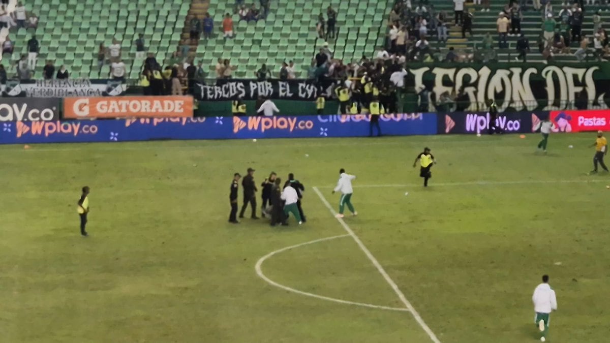 Los disturbios se registraron en la tribuna norte, donde aficionados rompieron una valla de seguridad e intentaron ingresar al campo. - crédito captura de video