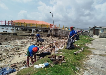 Limpieza de playa en la comarca indígena de Guna Yala.