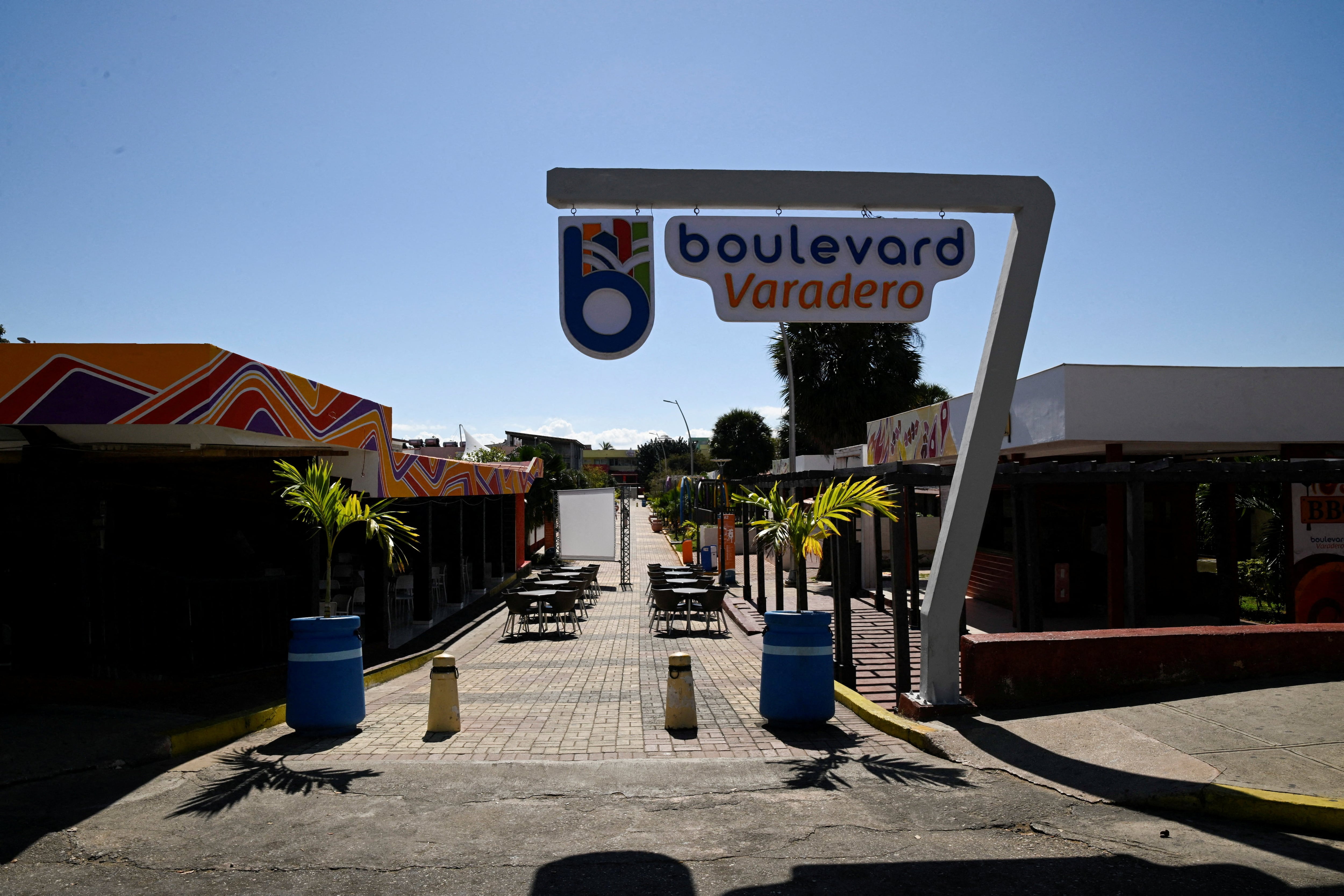 FOTO DE ARCHIVO: Un bulevar vacío en una zona turística de Varadero, Cuba, 14 de febrero de 2026. REUTERS/Norlys Perez/