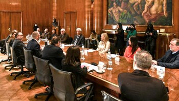 En representación de las empresas,