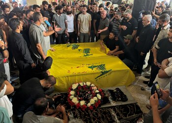 La gente llora cerca de