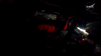 Segundos antes del corte de la comunicación con la Tierra, se observó que dentro de la cápsula Orión las luces estaban apagadas y se alumbraban con pequeñas linternas. La luz apagada mejora las tomas fotográficas que realizarán del lado oculto de la Luna (NASA)