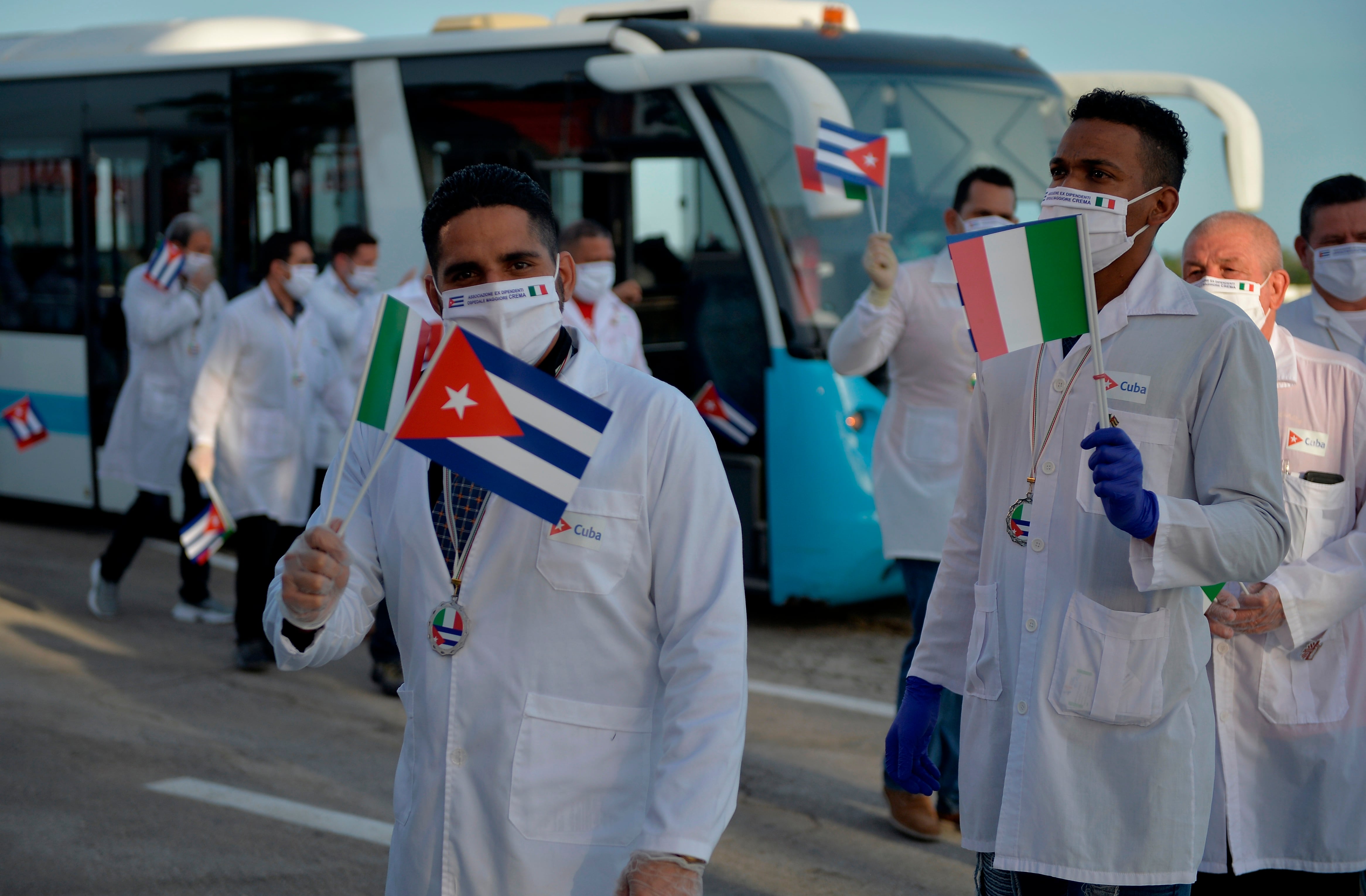 Imagen de archivo de médicos cubanos ondean banderas cubanas e italianas tras su llegada desde Europa este lunes, a La Habana (Cuba). EFE/ Yamil Lage /Archivo