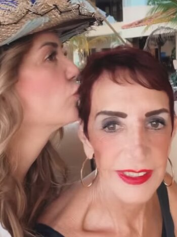 Andrea Legarreta junto a su