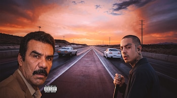 Montaje con dos hombres en primer plano, un micrófono, dos automóviles sobre una carretera al atardecer y una etiqueta de advertencia parental.