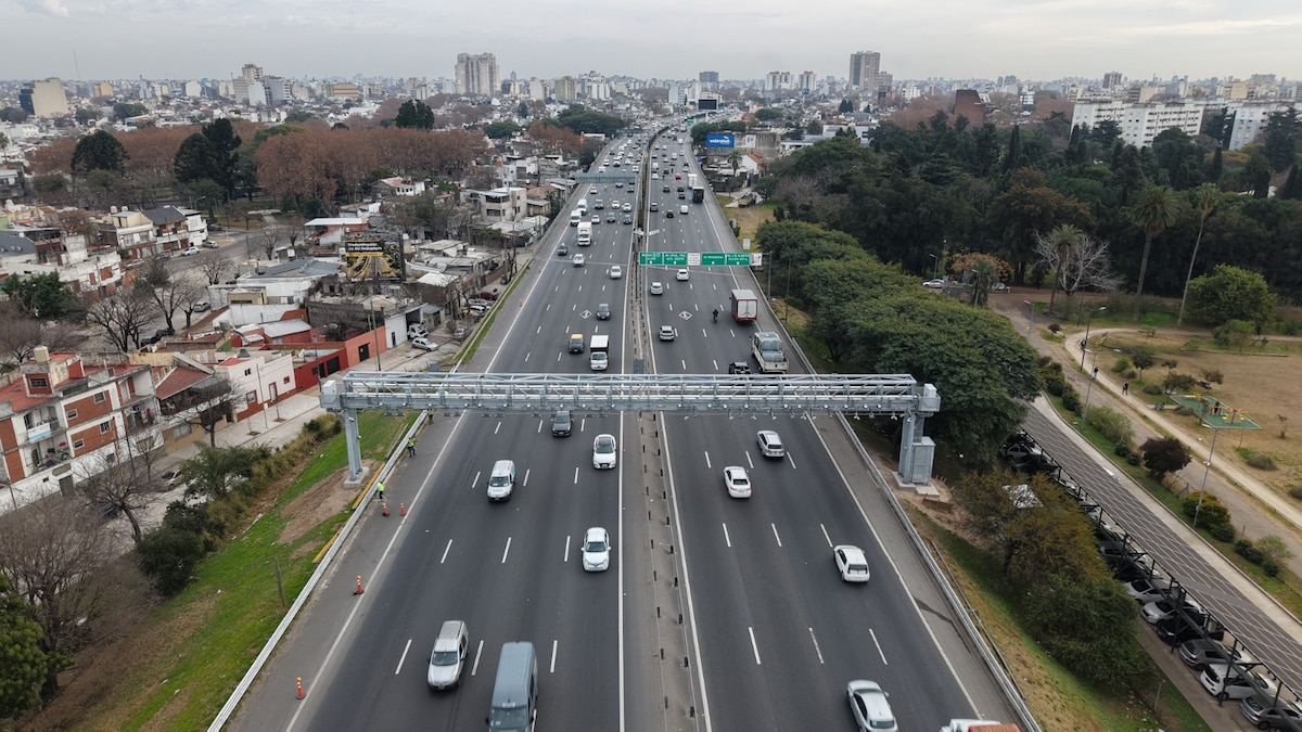 Cabina de peaje y vehículos circulando por autopista