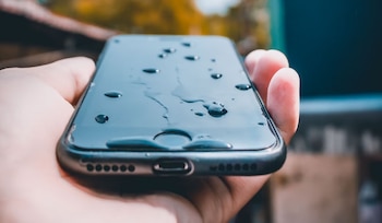 Los celulares mojados deben dejarse