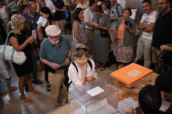 23/07/2023 Una persona ejerce su derecho a voto durante las elecciones generales, en la Escuela Técnica Superior de Ingenieros de Minas y Energía de la UPM, a 23 de julio de 2023, en Madrid (España). Los españoles están llamados hoy, 23 de julio de 2023, para elegir a sus representantes para los próximos cuatro años. Están en juego 350 escaños en el Congreso y 208 en el Senado (ya que 57 de los 265 senadores lo son por designación autonómica), que tendrán que elegir al próximo Gobierno. Estos comicios estaban previstos para diciembre pero el presidente del Gobierno decidió adelantarlo tras los malos resultados obtenidos por su formación en las elecciones municipales y autonómicas del pasado 28 de mayo.
POLITICA
Fernando Sánchez - Europa Press