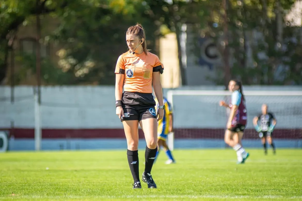Palacios recorrió la Primera C, los torneos Promocionales y el fútbol femenino antes de su estreno como máxima autoridad (@ph.juanecannataro)