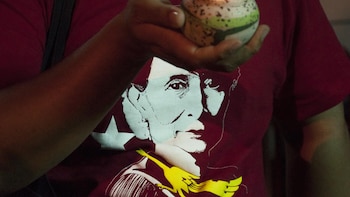 Las autoridades de Birmania publican nuevas fotografías de Aung San Suu Kyi durante su arresto domiciliario